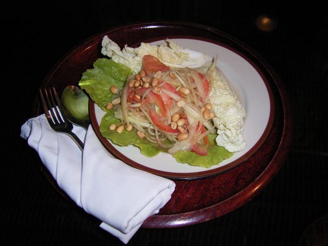 到着時間が遅かったので、この日はルームサービスでタムマクフーン（ソムタム）を頼みました。