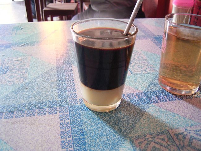 ホテルで朝食とった後、カフェ（というかただの食堂）でラオコーヒーを。