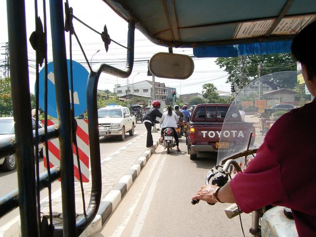 トゥクトゥクに乗ります。