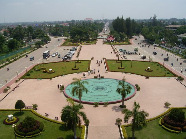 凱旋門から外を眺める。