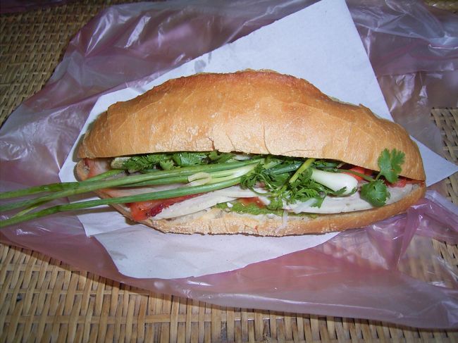 PVOでカオチーパテーを買ってきました。おいしいです。この後カオチーパテーはほぼ毎日食べていました。パンの皮で口の中が痛くなるほどに。