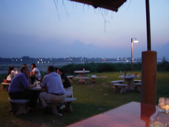 日が暮れてからのメコン河畔もいい雰囲気です。