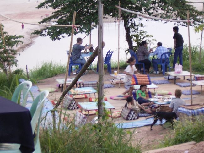 メコン川沿いに出ている屋台のひとつ。地面にゴザをしいて、三角枕も置いてある。どうやら鍋料理を出す店のようです。行ってみたかったけど、鍋料理だったので一人では無理かと判断して行きませんでした。