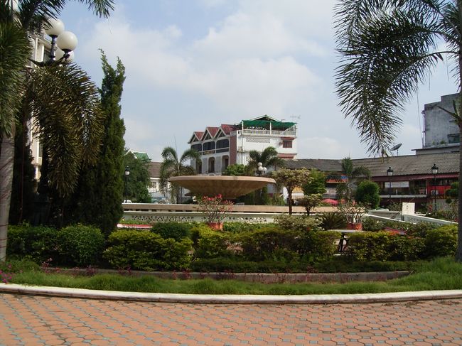 ナムプー。この周辺におしゃれなレストランやショップがぽつぽつと並ぶ。