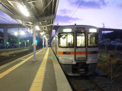 岡谷にて、飯田線の列車。
当初予定では飯田線経由でこの駅へと着くはずだったのだが。

写真はないが、この後温泉を求めて上諏訪駅付近をさまよっていたときに、まさに乗車予定だった119系がホームにいるところを見かけた。