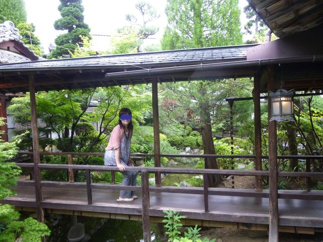 宿泊棟を渡り廊下がつなぎます