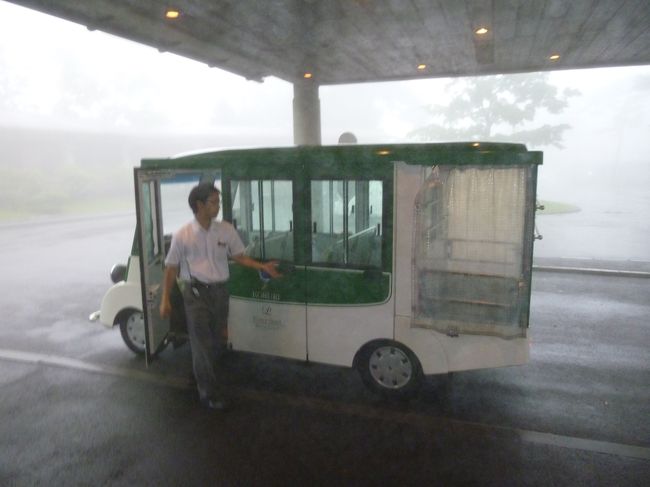 本日のホテルは、軽井沢プリンスのコテージです<br /><br />コテージまでは遠いので、これで送迎してもらいます<br />