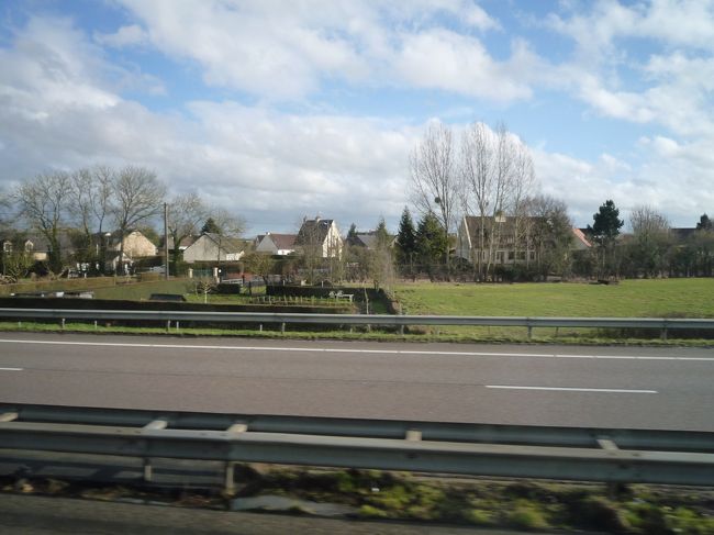 さて、ヴェルサイユ宮殿を後にして、約4時間の長距離移動をします。<br />車窓からは延々と続くのどかな田園風景が見えました。<br /><br />パリやヴェルサイユは賑やかだったのに、突然ひと気をあまり感じない地が現れました。