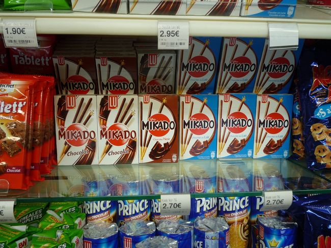 一回、サービスエリアに寄りました。<br />そこで見つけたものがこの「MIKADO」！<br />日本人なら誰もが食べたことがある、あのポッキーのヨーロッパ版のブランドです。<br />正真正銘、生産者はグリコです。<br /><br />調べたところ、「ポッキー」という英語表記は商品名としてはいい意味を持たないので、避けたようです。<br />「ミカド（en）」というヨーロッパのピックアップスティック（en）ゲーム[1]（cf. みかど）で使われる竹ひご（右の画像を参照）に似ているためにこの名がついた。なお、このゲーム名の「Mikado」は元来、当ゲーム内で最も得点の高い竹ひごの呼称であるが、さらにその語源は天皇の異称である「みかど（御門、帝。cf. 天皇#中世）」にある。(引用：wiki)