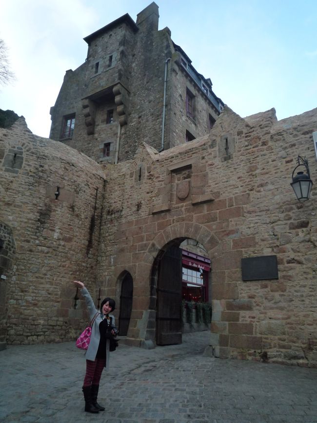 ついに島内に入っていきます！<br />周りは頑丈な城壁で囲まれていて、修道士たちがいかに厳しい生活をしていたかを物語っています。