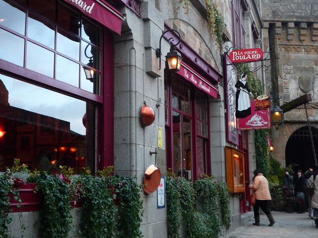 こちらが今晩の宿舎。La mere Poulard<br />http://www.merepoulard.com/en<br />モンサンミッシェルの中で一番有名なホテルと言っても過言ではないです！<br /><br />あの有名なオムレツを作っているレストランを併設するホテルで数多くの著名人も泊まりに来ています！