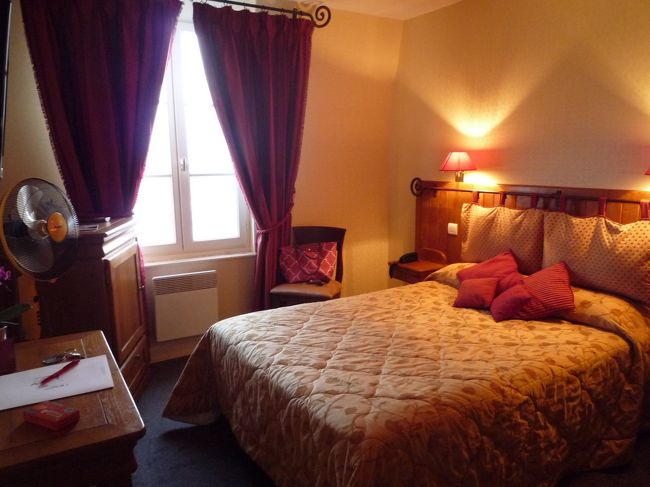 こちらがお部屋！<br />赤を基調としたかわいらしいお部屋です！^^<br /><br />私たちは最上階のお部屋でした。<br />窓は小さめ。2人部屋としても少し小さめ…。<br />このベッド、セミダブルくらいの大きさだったので、2人で寝るには少し狭かったですｗ<br /><br />だけど内装が可愛く、眺めもよかったので許します！<br />