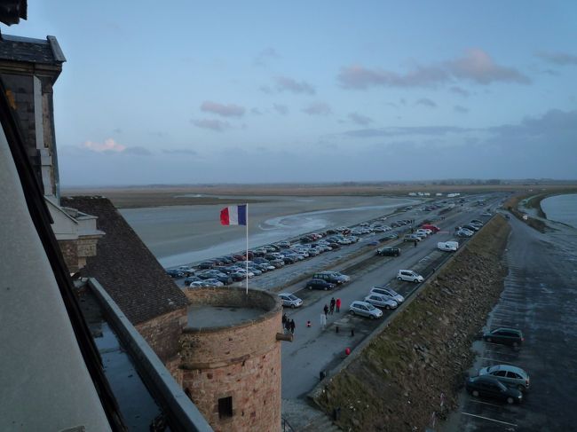 部屋からの景色。島内のホテルの為、あたりは一面海です！<br /><br />フランス国旗が靡いていました。