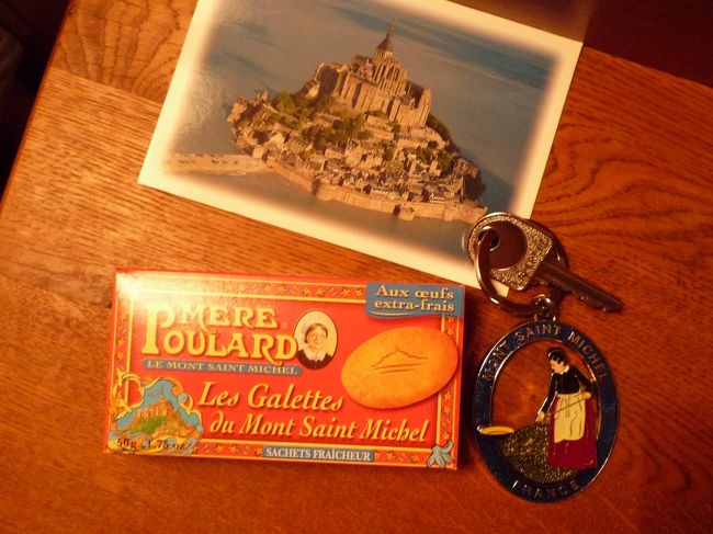 買ったホストカードは島内の郵便局から祖父母宛に届けました。<br /><br />部屋のカギと各部屋に配られたクッキーとともに。