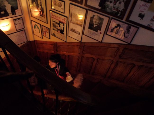 ホテルの階段を上がるといくつものサイン入り写真が！！！<br />見ているだけで楽しいです。