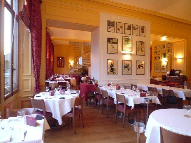 ホテル内のレストラン。<br />1階のレストランとはまた異なり、宿泊者のみ利用できるところです。<br /><br />赤いカーテンと高い天井が特徴的です。<br /><br />夕食・朝食はこちらで頂きました。