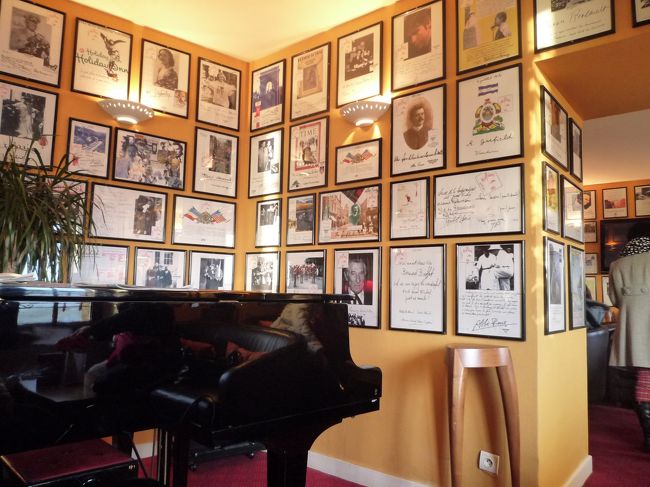 こちらはロビー。<br />グランドピアノの周りにもサインがたくさん！