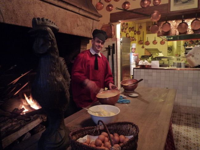 ホテル入口の脇には、実際オムレツを作っているキッチンがあります！<br />可愛い帽子と服に身を包んだシェフが卵を溶いています。<br />この卵を溶く音がたまらなく良かった！！<br />耳を澄ませて聞いてください！<br /><br />聴覚を使って旅を味わうことの楽しさを発見できました！