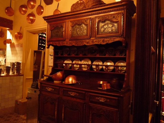 キッチンの中にはアンティークな食器棚