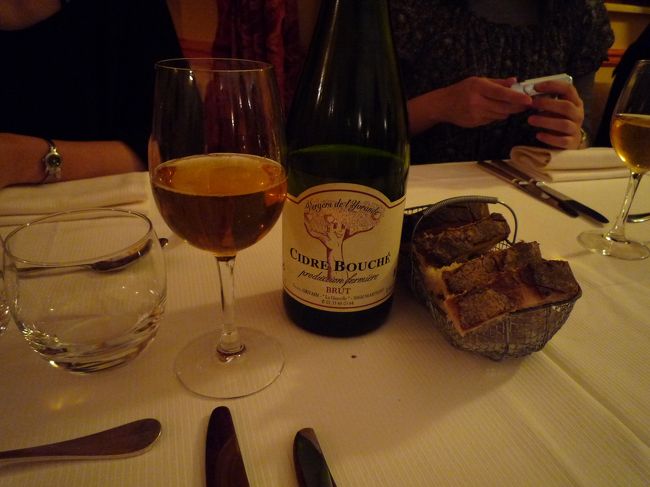 ここからは夕食です。<br />シードルを頂きました♪<br />パンはもちろん食べ放題！