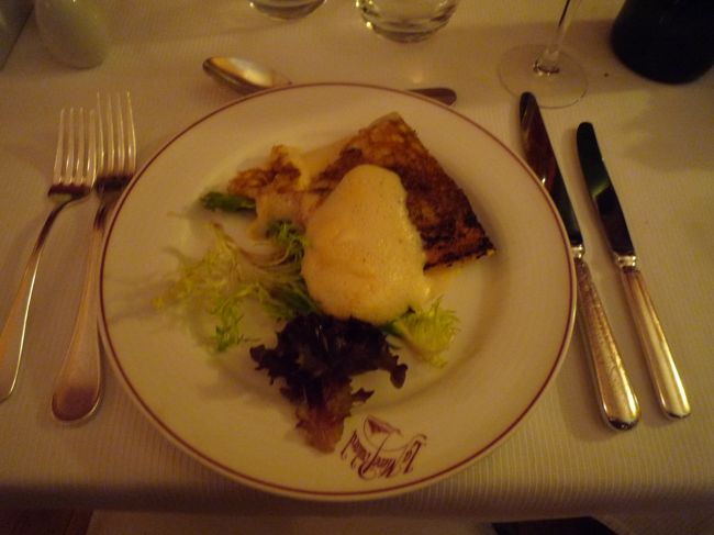 このホテルの名物：オムレツです！<br />コースで出てきたものは通常の半分でした。<br /><br /><br />このオムレツは19世紀にプーラール夫人が<br />モンサンミッシェルを訪れる巡礼者のために<br />「栄養があっておなか一杯になるものを食べさせたい！」<br />という気持ちから作ったのが始まりです。<br /><br />モンサンミッシェルを囲むブルターニュ、ノルマンディー地方は<br />昔から食材に乏しく、野菜や肉が手に入らなかったため、<br />卵、バター、塩でできたとてもシンプルなオムレツとなったのです。<br /><br />日本で食べるようなオムレツよりも「おいしくない」と感じる人が<br />多いようですが、現地の味、古人の味を楽しむのも旅行の醍醐味なので、<br />ぜひ召し上がってみてください！