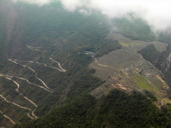 予定していなかったけど、そぅ簡単に訪れられない国だけに・・・、ワイナピチュにも登っときますかー！と早朝登山開始！<br />雲海に浮かぶマチュピチュの姿もステキ。<br />少ししたら雲も晴れてジリジリ照り付ける陽射しの下、よく見渡せました。<br />国籍とか関係なく近くにいる人皆で盛り上がれる、この世界遺産ではそんな不思議な感覚を覚えました。