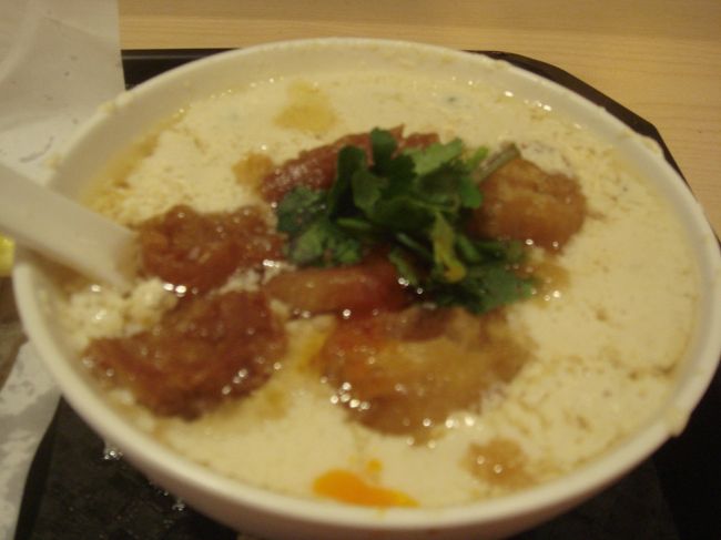 鹹豆漿 25元<br />おぼろ豆腐のような・・茶碗蒸しのような・・<br />卵が入っているようなふっくら感もあります。<br />小エビが入っているのでダシも効いています<br />雨で冷えた体が温まります