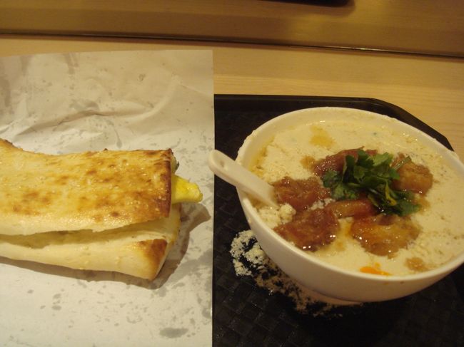 左側は厚餅夾蛋（卵焼き入り厚焼き餅）35元<br /><br />ほとんどの人がこのセットで食べていました<br />お腹一杯になります<br /><br />