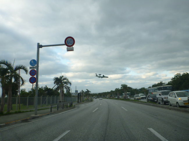 嘉手納基地。<br /><br />カフェでまったりしていても戦闘機が爆音を立ててすぐ上を飛んで行きます。<br />地元の人は慣れっこでだれも気にしていません。<br /><br />テレビで見る沖縄の現状を目の当たりにしました。