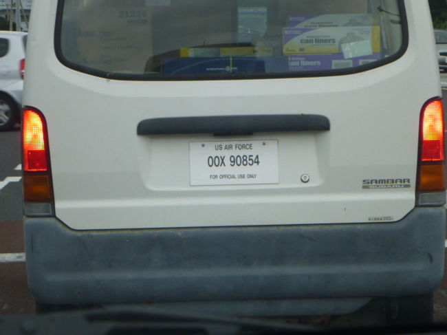 英語ナンバーの車。<br />日本の中のアメリカ。