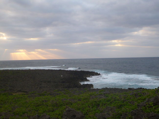 残念ながら夕陽は見れず。<br />風が強くて、波が高いです。