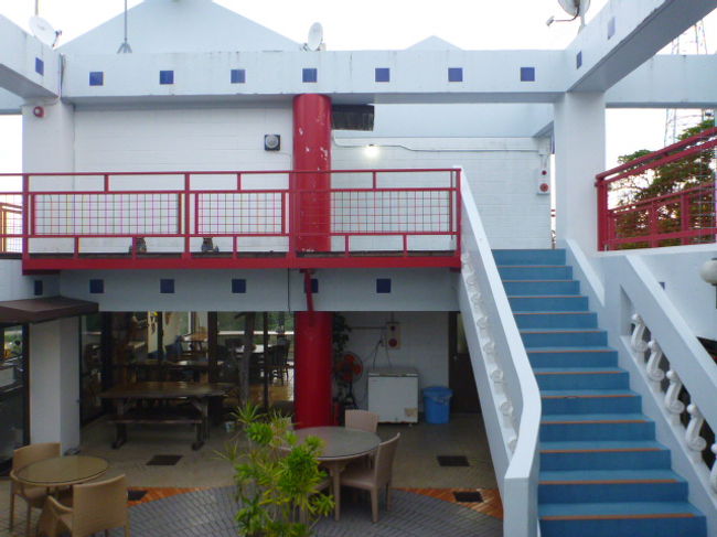 初日の宿は、恩納村の高台にあるサーフサイド ベッド＆ブレックファースト。<br />初めてのペンションタイプの宿。<br /><br />かわいい！