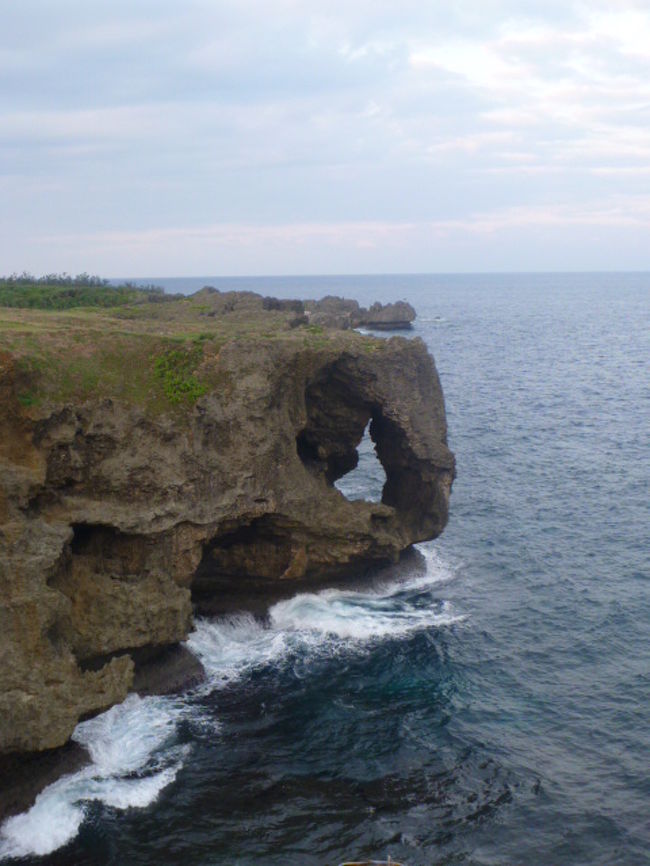 ガイドブックで見る万座毛とはちょっと違う。<br />海があんまり青くないですね。