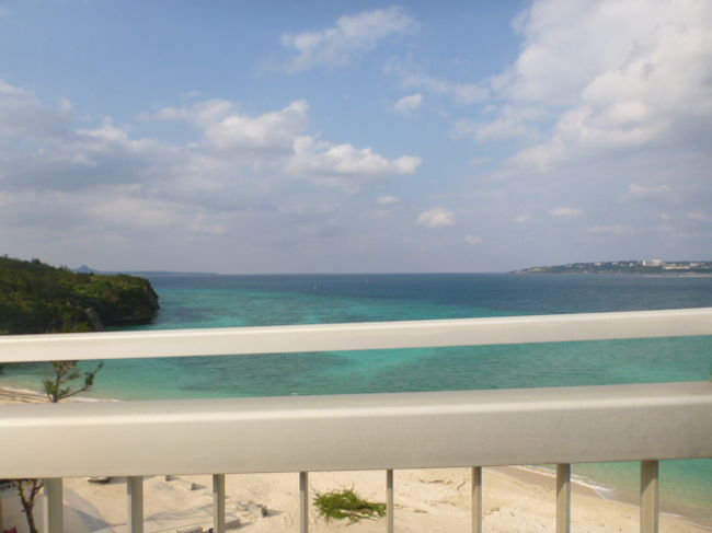 美ら海近くで見つけた橋の近くのビーチ。<br />日本じゃないくらい海が綺麗！！<br /><br />エメラルドグリーンの海です。