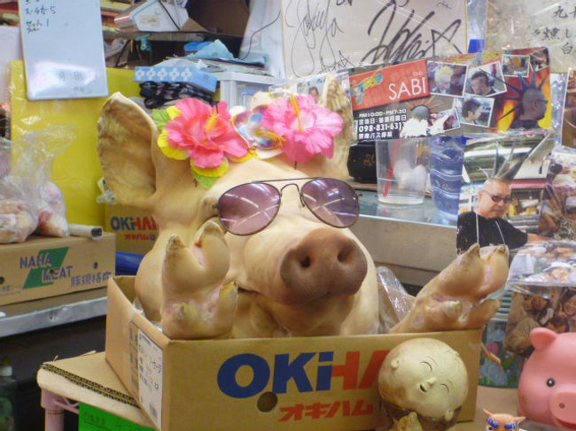 沖縄の市場。<br />豚さんがそのままいます。何気にオシャレしてるし。笑