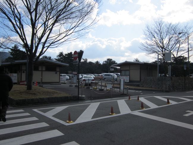 いつもは９時までには満車になってしまう駐車場<br />寒いし、平日と言うこともあってガラガラです。<br />以前は８００円だったのにいつの間にか１０００円になってました。