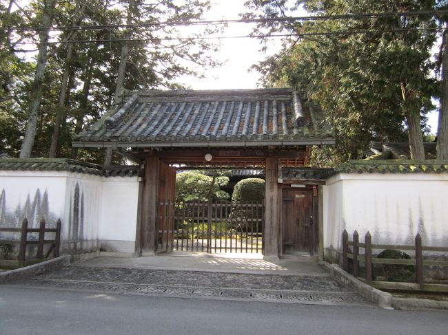 美術館から東大寺方面に行くのに道を渡って少しいくと<br />お屋敷の門になにやら英語表示が・・・