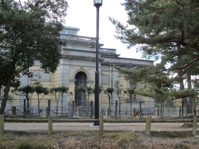 少し戻って国立博物館の横を通ります。<br />正倉院の時には何度か来ましたが<br />今はお水取りの展示のようでした。