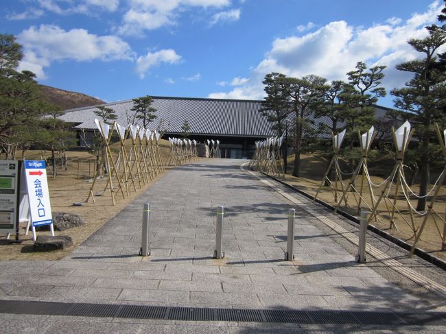 灯台自前を横切って奈良公会堂へ<br />夜は明かりがついて<br />ルミナリエならぬ奈良瑠璃絵だそうです。