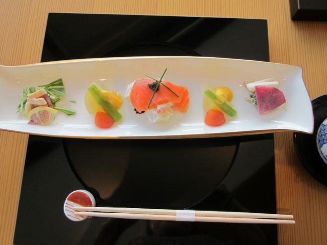 若草弁当もありますがちょっと奮発してフレンチ懐石<br />まずはオードブル<br />見た目も綺麗でいいお味、ほうじ茶を出してくださいましたが<br />やはりビールが必要でした。