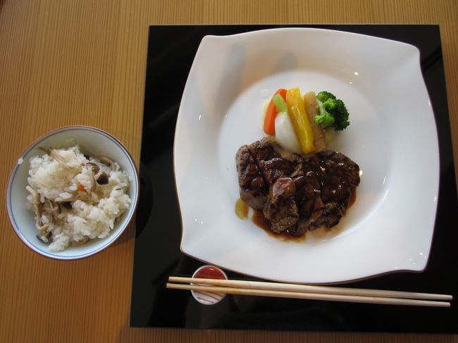 メインはお魚もありますがやはりお肉で・・<br />炊き込みご飯がついてきましたが<br />やはりパンが食べたかったなぁ・・