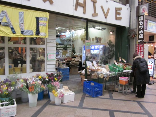 奈良町から東向き商店街へ<br />地元の野菜やお漬物を売ってるお店もあります。
