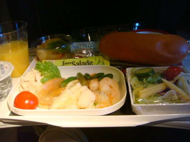 １２時３５分関空発エールフランス。<br />エコノミーだけど、シャンペンはさすがにいいもの。<br />本場ですものねえ。