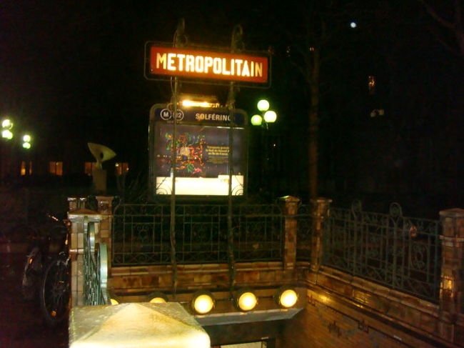 オルセーではオスカー・ワイルド関連の特別展があって<br />楽しかった。<br />明日は朝早く起きてタリスに乗ってブリュッセル日帰り予定なので<br />地下鉄でホテルへ帰りました。<br />今回のホテルは10年前に泊まったところ。<br />Radisson Blu Ambassador Hotel<br />メトロの駅が2か所近くにあってギャラりーラファイエットまでなら<br />歩いていけるんでお気に入り。