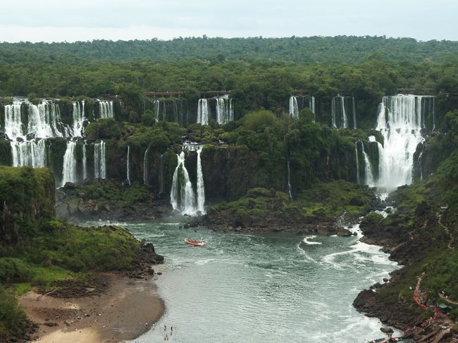 msa310南米周遊旅情３章②カタラタスホテル前のイグアスの滝のパノラマ in イグアス・ブラジル<br />