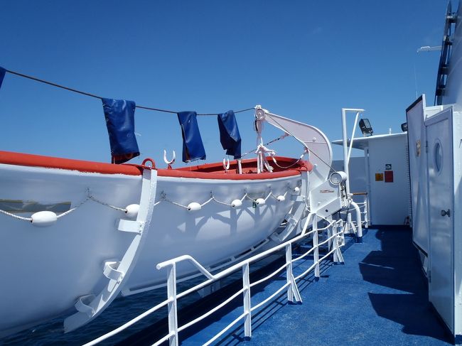 避難訓練の後、実際にボートを見に行ったり、シュノーケリング用のウェットスーツやフィンを借りたりしました。