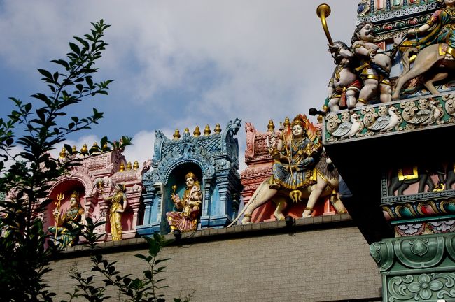 色鮮やかな神々の彫像でいっぱいの、ヒンドゥー教寺院スリ・ヴィラマカリアマン寺院。<br /><br />もう噛み噛みな名前で、未だに覚えられない私だけど、インド神話の世界に思いを馳せる異空間だったな。