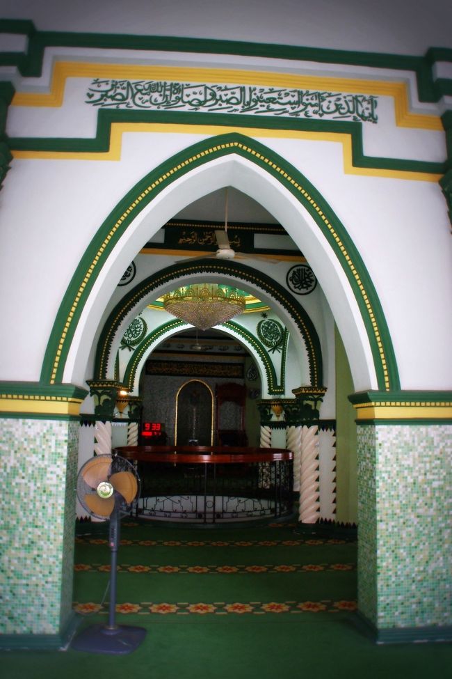 半袖や半ズボンで入場する場合は、受付のところにある長い上着を借りて肌の露出を控えること。