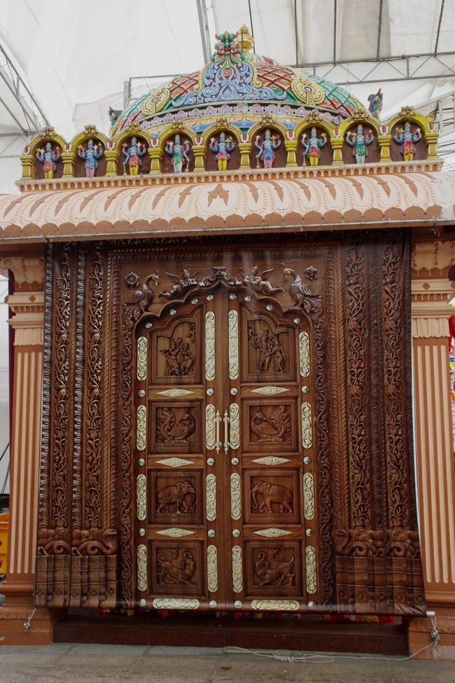 細やかな木彫りの芸術。