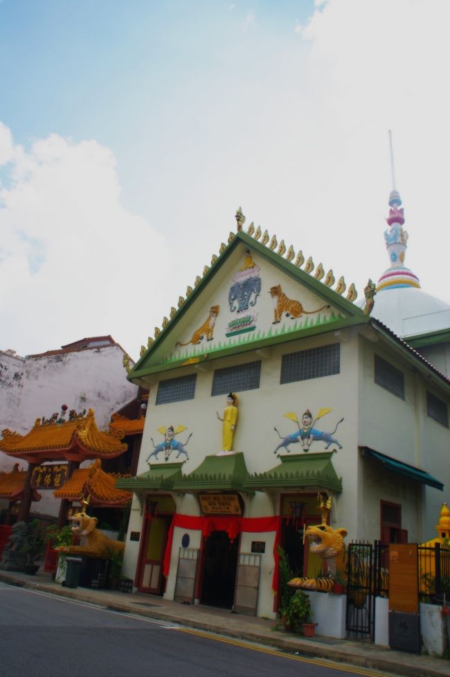 千燈寺院<br /><br />祀られているのはブッダらしいが、系統としては、タイやベトナムで信仰されている上座部仏教と呼タイ仏教とシンガポールの中国仏教が調和した寺院とのこと。